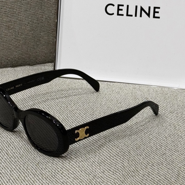 人気の CELINE トリオンフサングラスが再入荷しました！