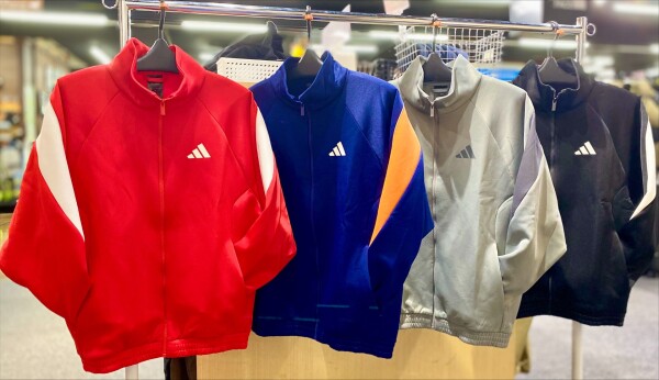 【ADIDAS新作入荷】 日常的にスポーツに親しむ愛好家向けに作られたアディダストラックトップ！