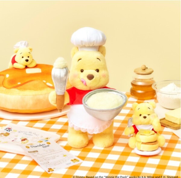 コック帽をかぶったプーさんが愛らしい、とろ〜りはちみつのパンケーキをテーマにした新コレクションをディズニーストアで発売
