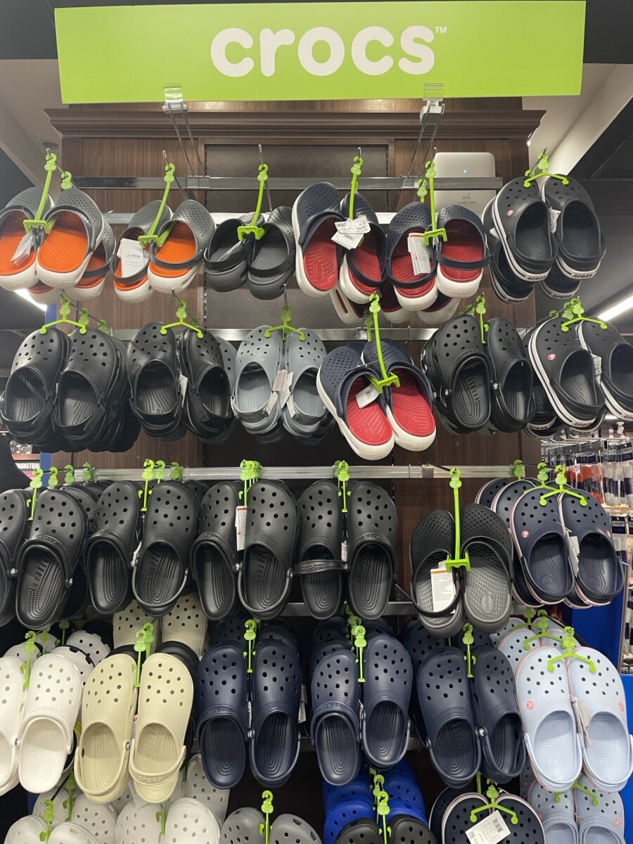 「走った後の新習慣。硬いスニーカーから、包み込むリカバリーサンダルへ。」